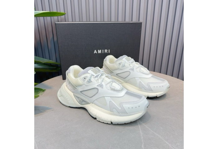 AR1M1 Low-Top Sneaker