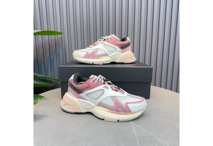 AR1M1 Low-Top Sneaker