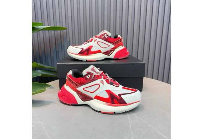 AR1M1 Low-Top Sneaker