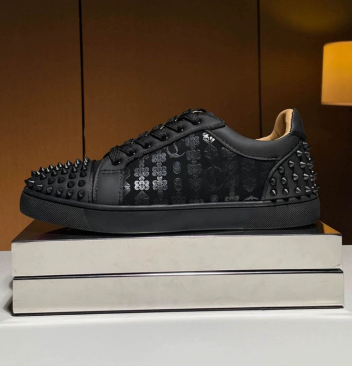 Ch**an louboutin l**is junior spikes