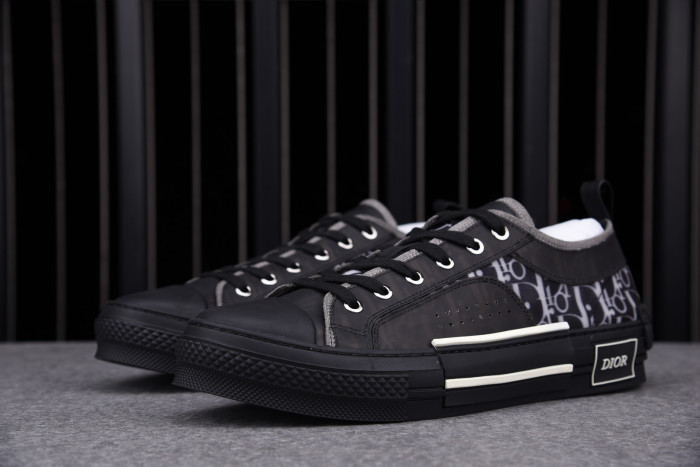 DR B23 Low Top Oblique Black